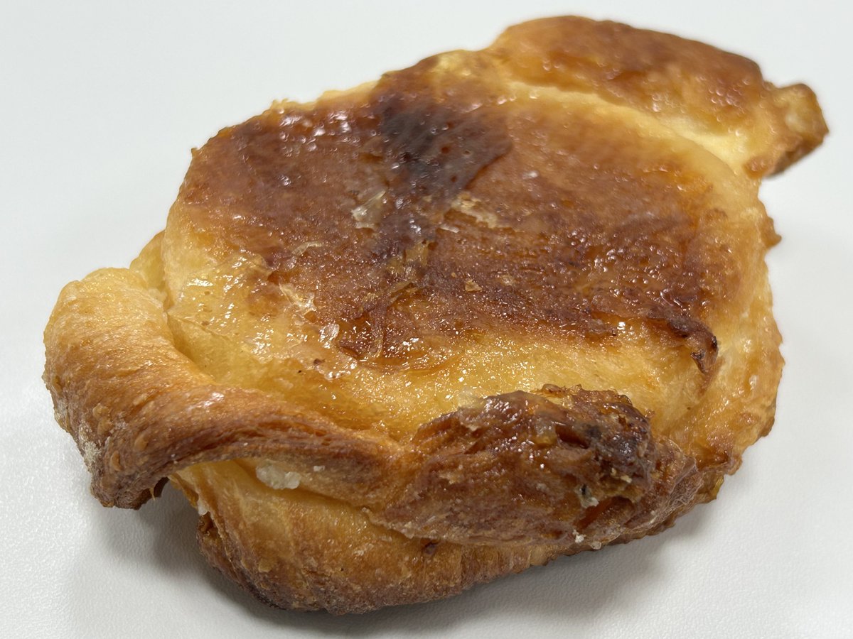 imokemp_sweets's tweet photo. ◼︎クィニーアマン / パリの空の下

シンプルな見ために反し 食べる箇所で
味わいが全然ちがう

表面はガリザクっとビスキーな食感
絶妙な甘じょっぱさがクセになる

中はバターしみしみしっとりで
強烈なコク/うまみの暴力

個人的に国内/パリで食べ歩いた中で
これ超えるアマンに出会ったことがない https://t.co/EuHihhvtD2