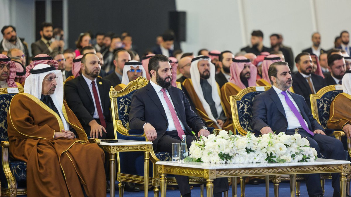 برعاية السيّد الرئيس أحمد الشرع أُقيمت اليوم في قصر الشعب بدمشق مراسم الإعلان عن توقيع عقود استراتيجية بين الجمهورية العربية السورية والمملكة العربية السعودية، تشمل قطاعات الطيران والاتصالات والبنية التحتية ومشاريع تنموية، بحضور عدد من الوزراء وممثلي الشركات من البلدين.