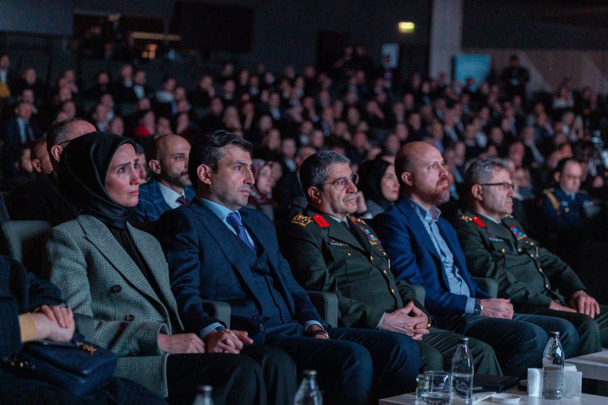 TC_istanbul's tweet photo. BAYKAR, Milli Teknoloji Hamlesi idealinin ve Türkiye’nin milli SİHA atılımının öncü isimlerinden Özdemir Bayraktar’ın hayatını ve mücadelesini, “Özdemir Bayraktar Bu Dünyadan Bir Akıncı Geçti” belgeseli ile ölümsüzleştirdi.🎬🎥

Belgeselin gösterimi;

Millî Savunma Bakanımız Sayın Yaşar Güler ile Sanayi ve Teknoloji Bakanımız Sayın Mehmet Fatih Kacır’ın teşrifleri, Valimiz Davut Gül ve eşi Gülden Gül Hanımefendi, İlim Yayma Vakfı Mütevelli Heyeti Başkanı Sayın Necmeddin Bilal Erdoğan, BAYKAR ve TEKNOFEST Yönetim Kurulu ile T3 Vakfı Mütevelli Heyeti Başkanı Sayın Selçuk Bayraktar, KADEM Mütevelli Heyeti Başkanı Sayın Sümeyye Erdoğan Bayraktar, BAYKAR Finans Grubu Başkanı Sayın Canan Bayraktar, BAYKAR Genel Müdürü Sayın Haluk Bayraktar, protokol mensupları ve çok sayıda davetlinin katılımı ile gerçekleştirildi.

@mfatihkacir 
@gul_davut
@TCSanayi 
@tcsavunma 
@Selcuk 
@BaykarTech 

#AKINCI
#MilliTeknolojiHamlesi 

📍BAYKAR Teknoloji Özdemir Bayraktar Milli Teknoloji Merkezi, Esenyurt