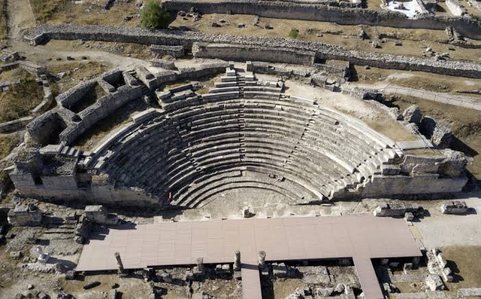 ElCampoAmarillo's tweet photo. Segóbriga es el mejor ejemplo de cómo el urbanismo romano transformó el paisaje castellano. Esta ciudad, que prosperó gracias a la minería del cristal de Hispania (lapis specularis), conserva un teatro y un anfiteatro que hoy siguen impresionando por su escala. Pasear por sus ruinas es entender la importancia logística y económica que tuvo esta zona hace dos mil años.