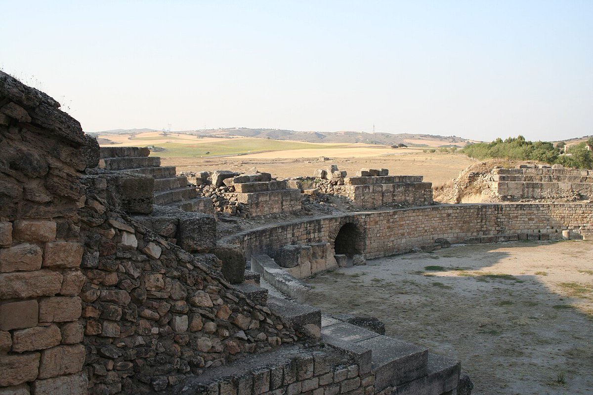 ElCampoAmarillo's tweet photo. Segóbriga es el mejor ejemplo de cómo el urbanismo romano transformó el paisaje castellano. Esta ciudad, que prosperó gracias a la minería del cristal de Hispania (lapis specularis), conserva un teatro y un anfiteatro que hoy siguen impresionando por su escala. Pasear por sus ruinas es entender la importancia logística y económica que tuvo esta zona hace dos mil años.
