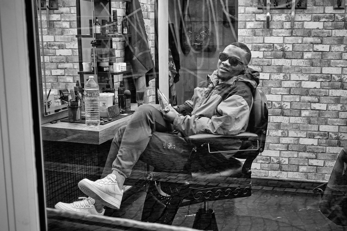 Alpiximages's tweet photo. Behind the barber shop window #candid #barbershop #barberchair #sunglasses #oldstreets #streetmoment #streetphotography #photoderue #streetphotographer #bwstreetphotography #fujifilmstreet #noiretblanc #bnw #acros #fujifilm_xseries #fujifilmXT5 #XF23mmf14 @fujifilmfrance https://t.co/oC4klmbZvE