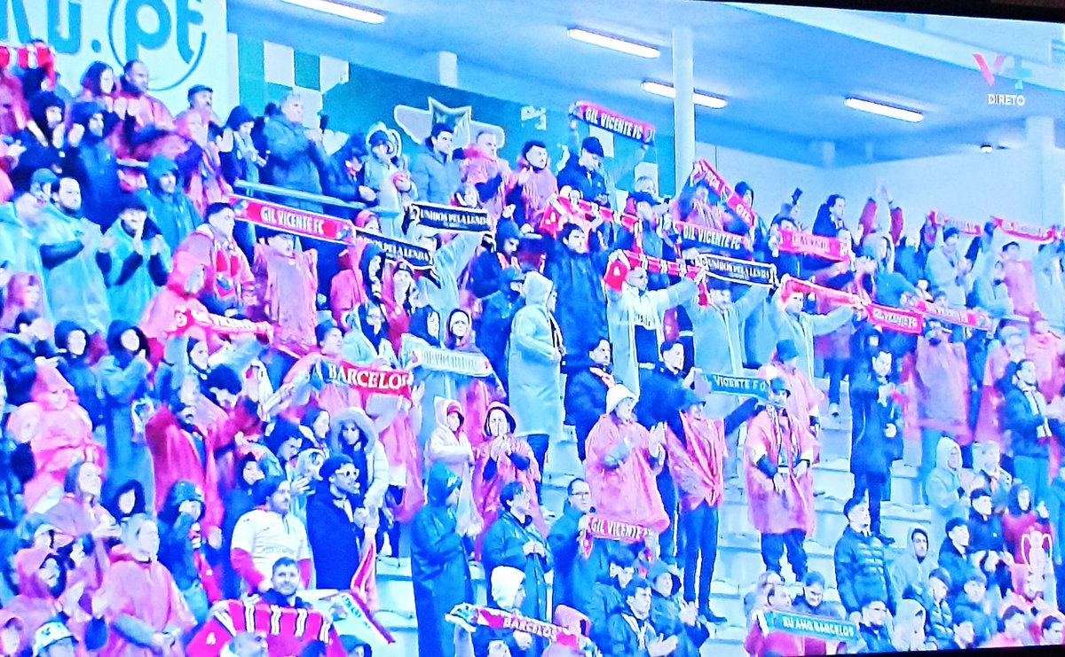 TiagoAlbuq74's tweet photo. PERGUNTA 
Dos milhares que vão estar hoje nos 
estádios de futebol, quantos é que estão a dizer que se devia adiar as eleições (leia-se a Democracia) porque estamos em Estado de Calamidade e a Protecção Civil recomendou ficar em casa?
#Presidenciais2026 #Democracia #Pensem https://t.co/mZgFYPRVjT
