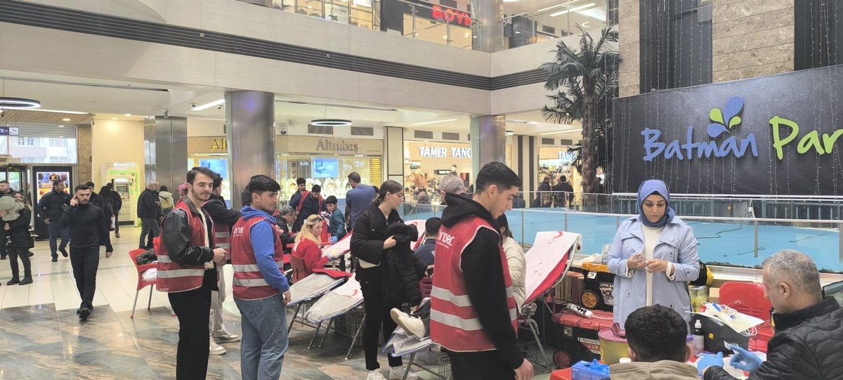 Türk Kızılay Batman &amp; Önder Batman işbirliğiyle yürütmekte olduğumuz kan bağışı kampanyasının ilk gününü gönüldaşlarımızın katılımıyla verimli bir şekilde gerçekleştirdik. İkinci etap için yarın saat 10:00 - 18:00 aralığında tekrar Batman Park AVM’deyiz!  #önder <a href="/batmankizilay/">Batman Kızılay</a>