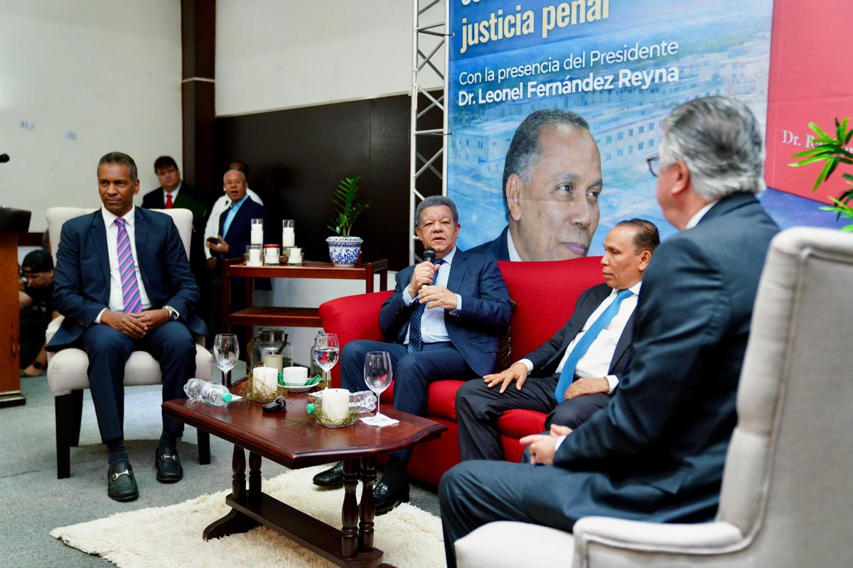 keylaReyna04's tweet photo. El Hotel Matum, testigo de historia, hoy recibe la puesta en circulación de “Las Cárceles: el último eslabón del sistema de justicia penal”, de @radhamesjimenez obra magistral. 

Acompañado del presidente @LeonelFernandez y por el presidente de la @FPcomunica en Santiago @demostenesm y el jefe de servicios penitenciarios  Roberto Santana. 

#RadhamésJiménez #LeonelFernández #LeonelEnSantiago
#LasCárceles