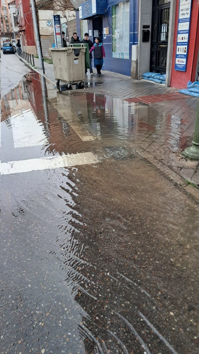 GerardLlortP's tweet photo. #Talavera #Inundaciones 
Segueix pujant l'aigua amb carrers i parkings inundats. https://t.co/GCGsRqyz3o