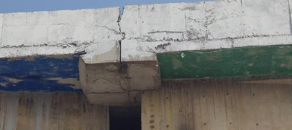 cracks on newly inaugrated Flyover in Naugachia is a worrying situation for all of us . It was inaugrated on Sept 25, 2025.
What are the possible reasons ? #Naugachia #Flyover #Development #BiharDevelopment