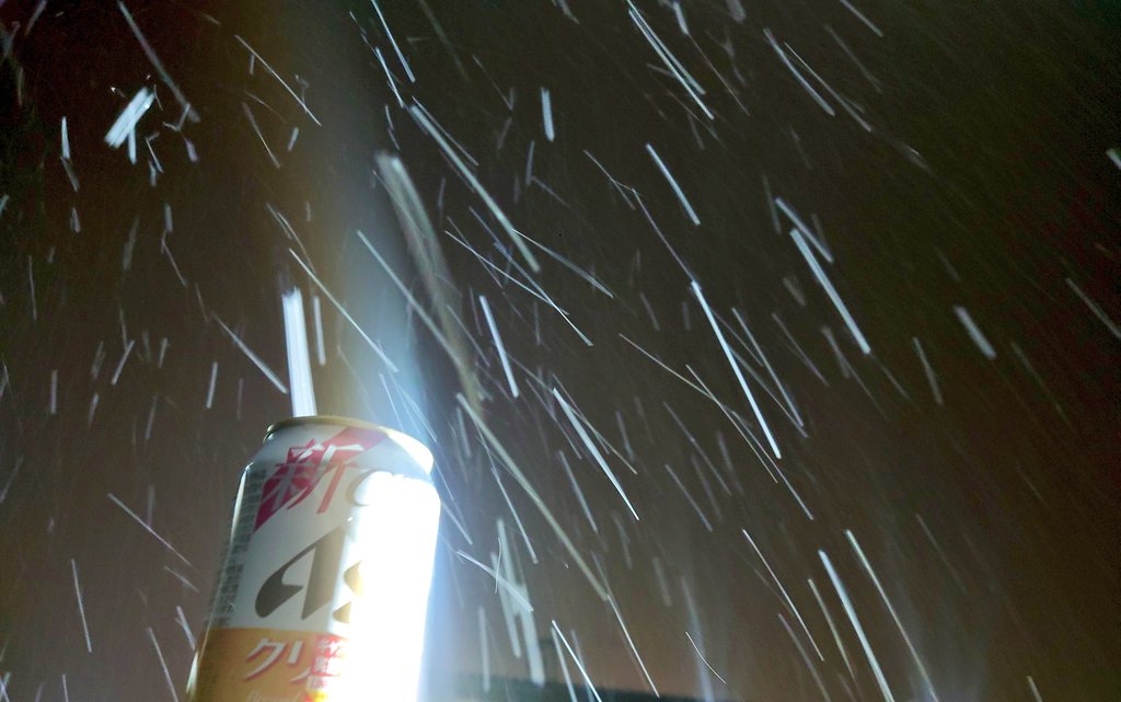 とりあえずw
雪見🍺
さぶっ！撤収！
屋根！車！真っ白
白銀の世界へ
明日の朝…路面凍結ちぅい⚠️
(着雪注意⚠️にも💡)