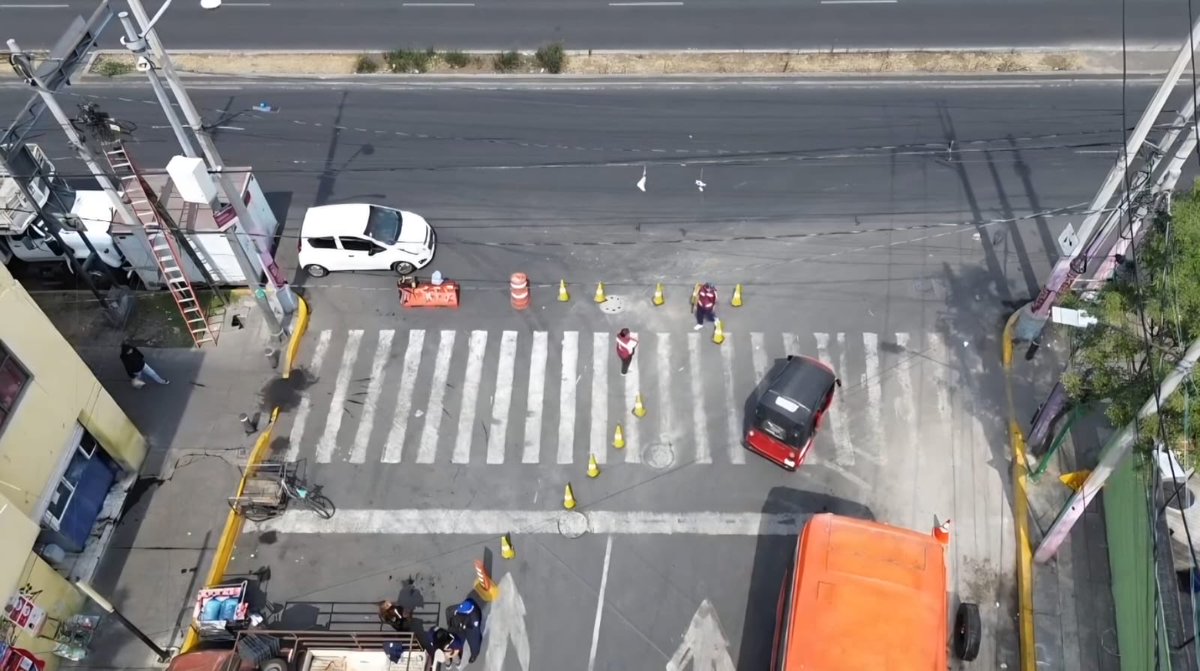 La alcaldesa <a href="/ALEIDAALAVEZ/">Aleida Alavez Ruiz</a> revisa avances de los trabajos de la intervención de la ruta de la Pasión de Cristo en Iztapalapa.
Como parte de las acciones de movilidad en el entorno de los 8 Barrios, se trabaja en las calles Pachicalco y Palacio con el objetivo de evaluar y