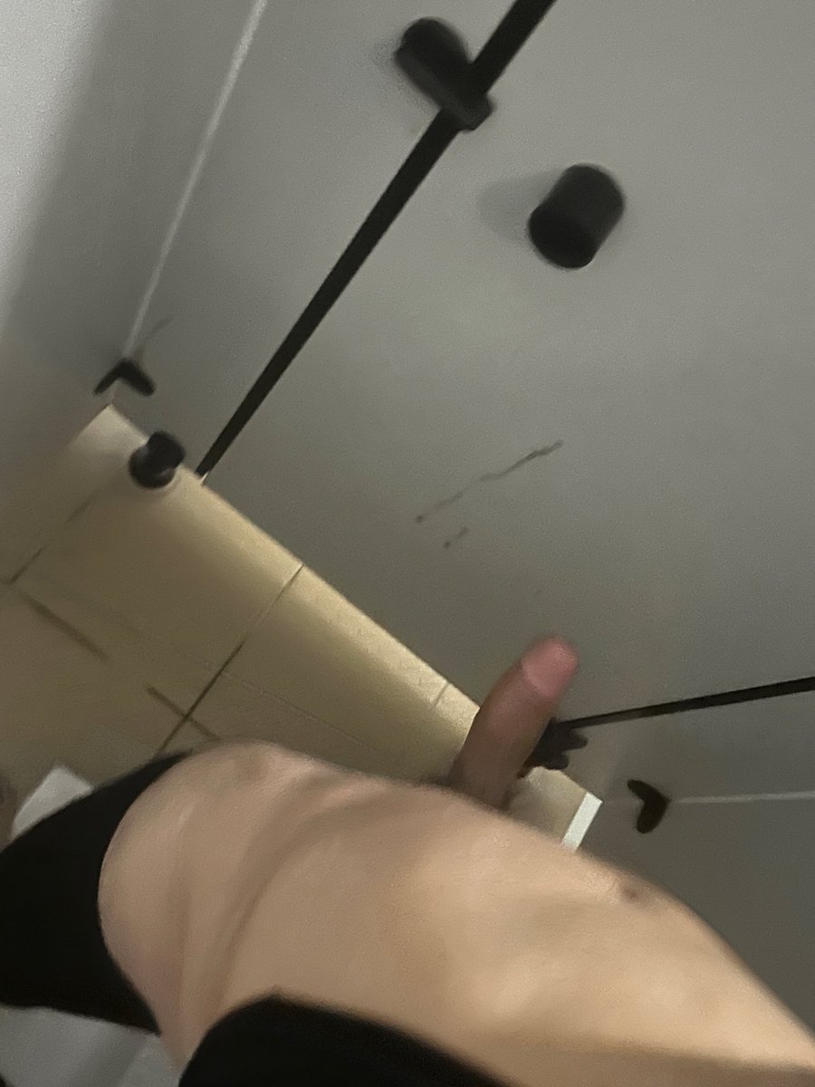 BoCg19's tweet photo. 每次上完自习都要撸一发奖励一下自己😘#男大 #学生 #厕所飞机 #厕所偷拍 #厕所撸射 https://t.co/OjCtkq5kXA