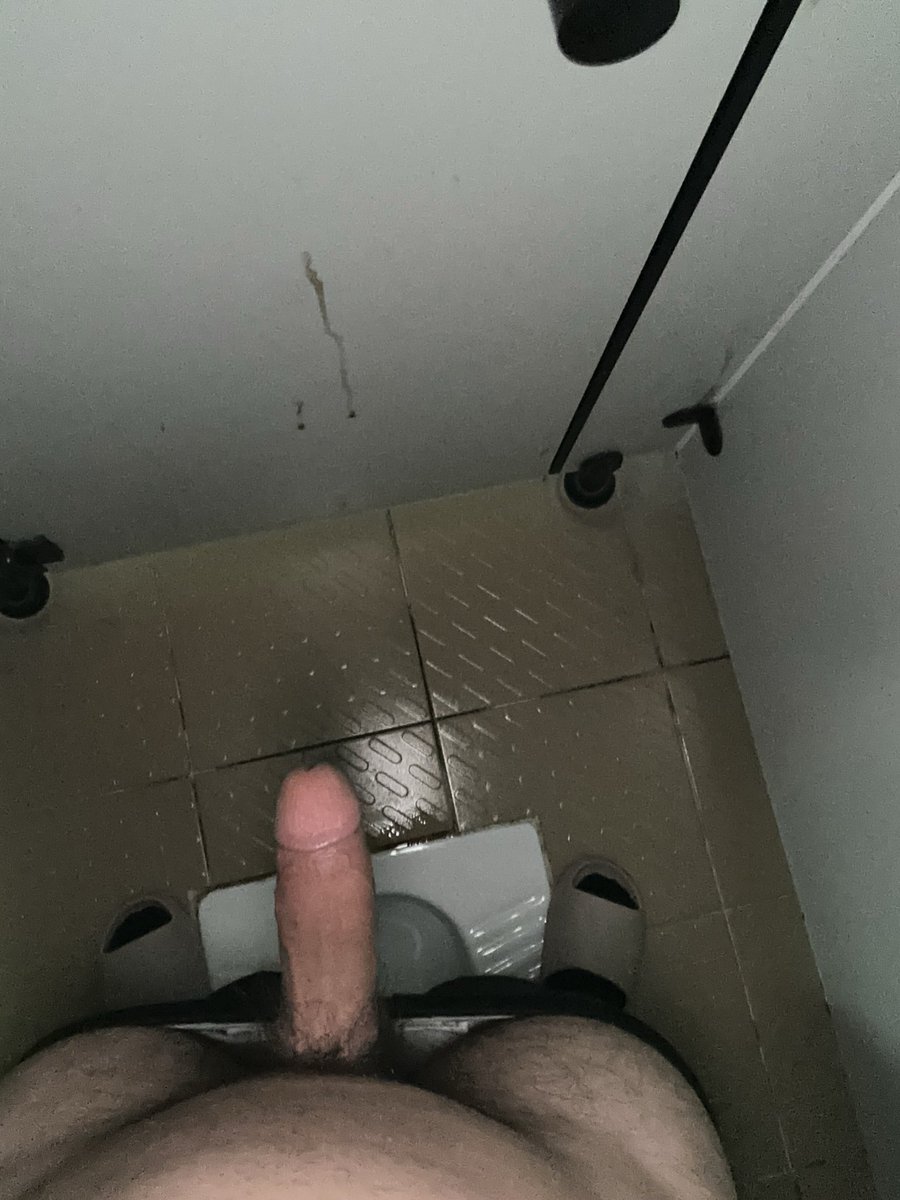 BoCg19's tweet photo. 每次上完自习都要撸一发奖励一下自己😘#男大 #学生 #厕所飞机 #厕所偷拍 #厕所撸射 https://t.co/OjCtkq5kXA