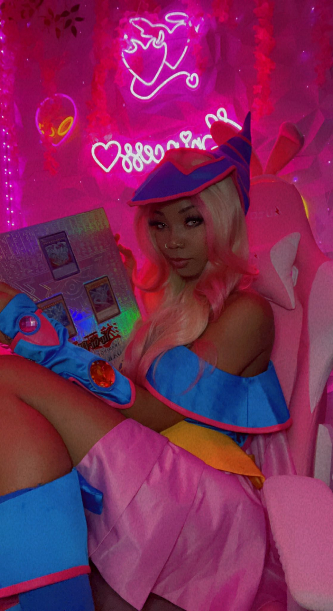 1 pic. - Dark Magician Girl from YuGiOh Cosplay https://t.co/CrzhOS680s