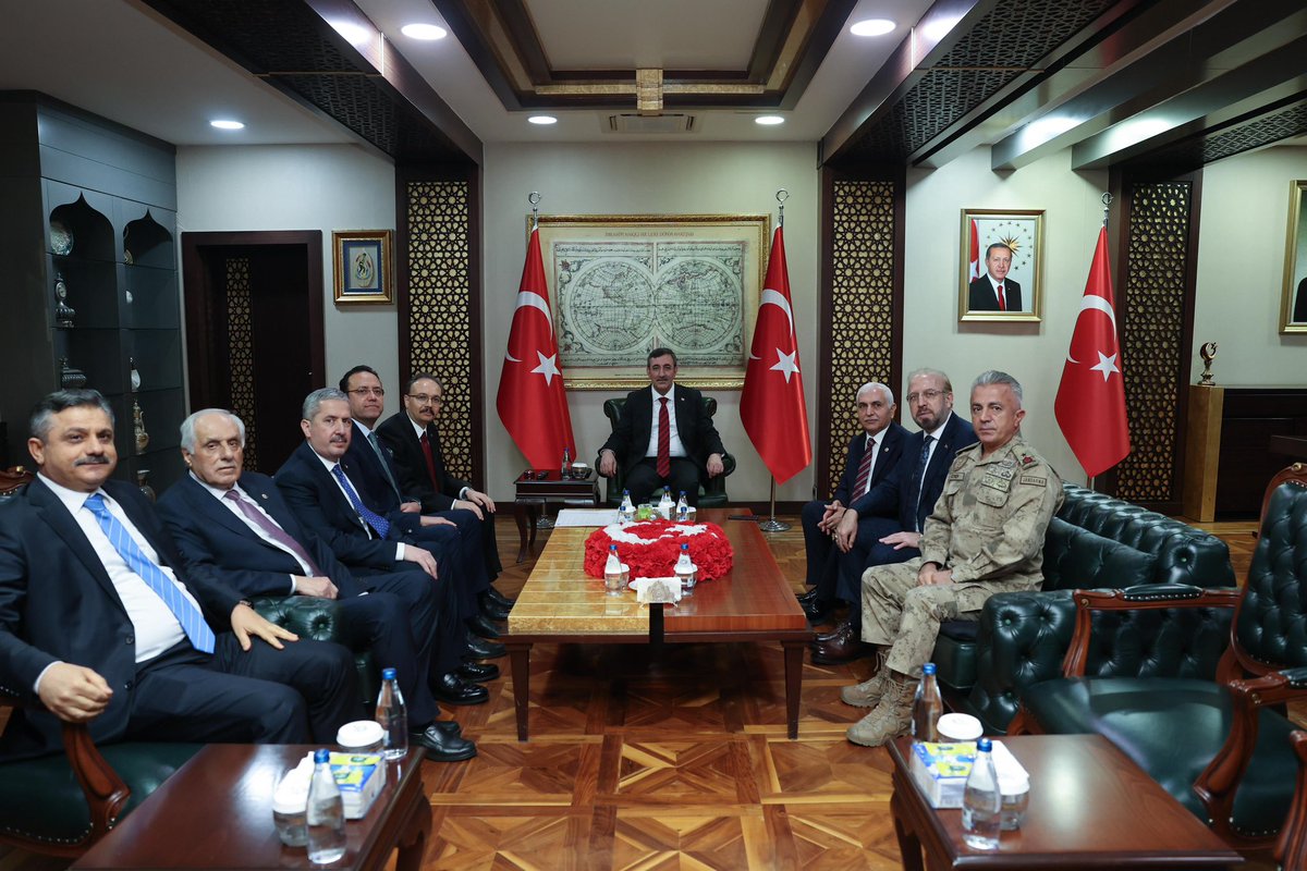 Siirt programımızı Valiliğimizi ziyaret ederek, Valimiz Kemal Kızılkaya'dan şehrimizde yürütülen çalışmalar ve projeler hakkında bilgi alarak tamamladık. 

Siirt’in kalkınması, istihdamın artırılması ve yaşam kalitesinin yükseltilmesi hedefiyle; kamu yatırımlarından özel sektör