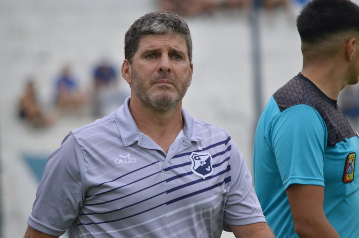 💆🏽‍♂️"NO QUEREMOS QUE LO EXTRA FUTBOLPISTICO NOS SAQUE DE PARTIDO"

🗣️ Hernán Martínez en Tercer Tiempo.

"Tenemos jugadores de experiencia que saben jugar con todos esos detalles y haremos lo mejor que se pueda"
"Cuando los jugadores están involucrados y te creen se hace más fácil"