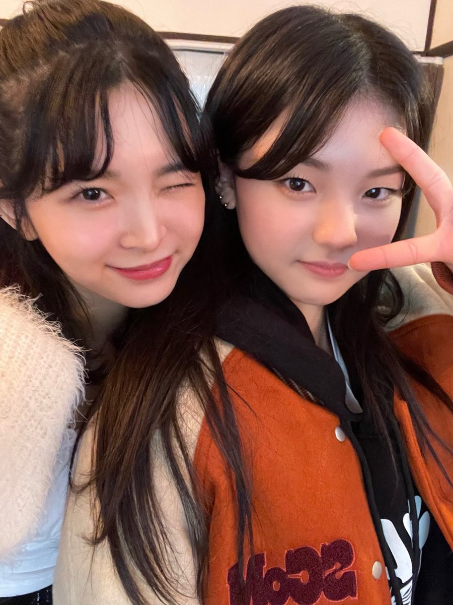 huhvymetalwings's tweet photo. reminder that kotone and yeonji haven’t renewed their selca tradition this year https://t.co/76u2HfwTBX