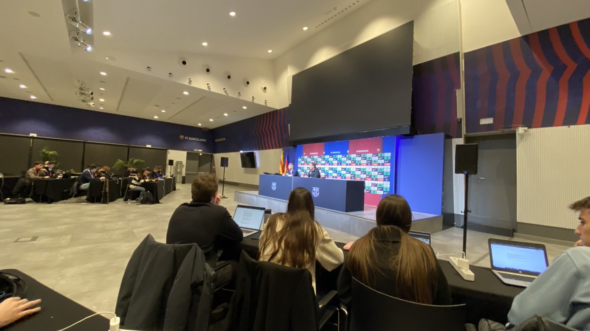 La immensitat de la sala de premsa provisional del Camp Nou, a l'Auditori 1899, fa que Jagoba Arrasate quedi molt lluny.

El basc n'està satisfet del rendiment defensiu de la primera part, però el Mallorca segueix encaixant massa gols.