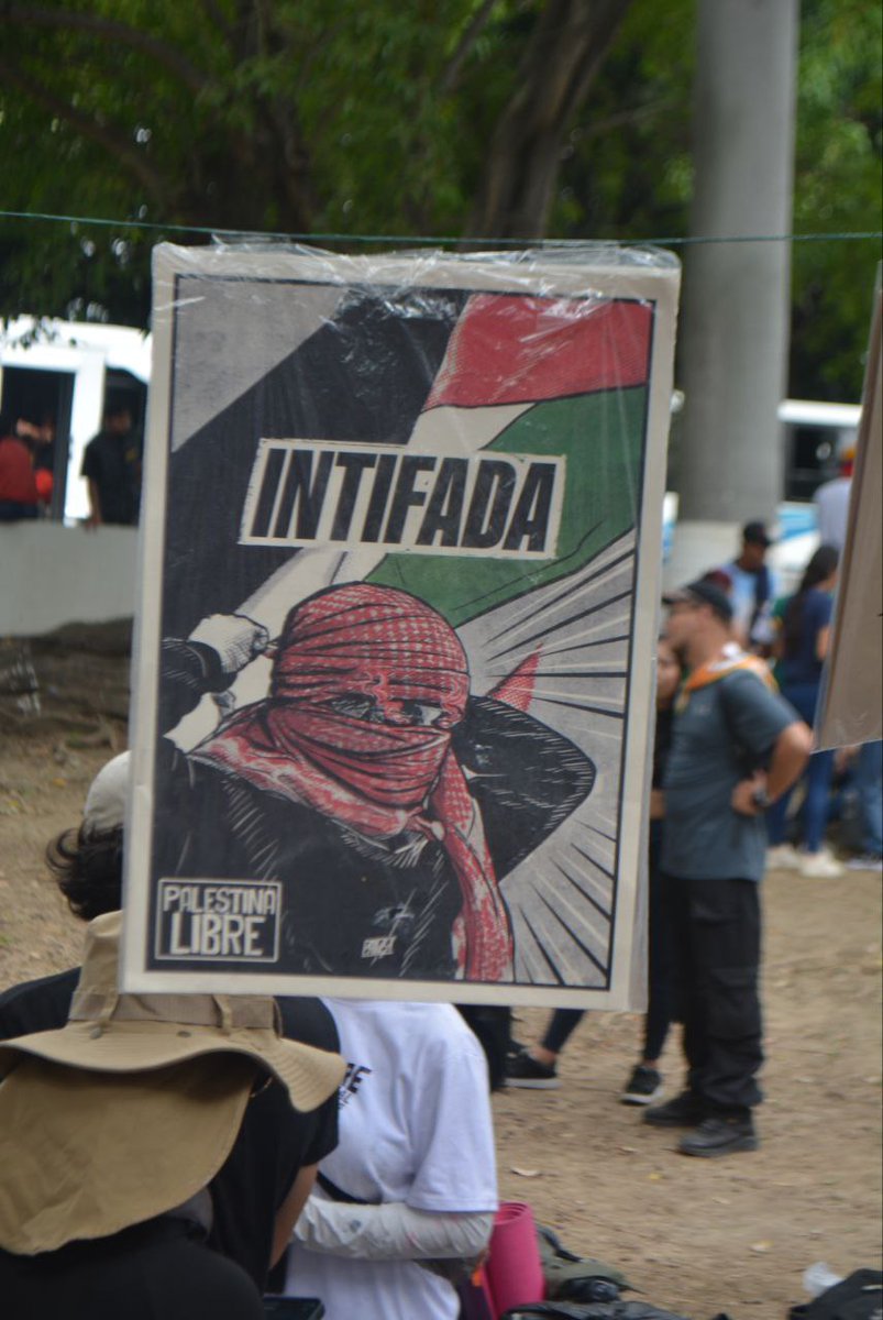 Las salidas guerreristas no resuelven las históricas necesidades de los Pueblos. Optar por la Militarización de nuestros territorios en asocio con el yanqui solo profundiza el conflicto, viola los derechos humanos y destruye nuestra soberania. Solo el #HermanamientoPopular para