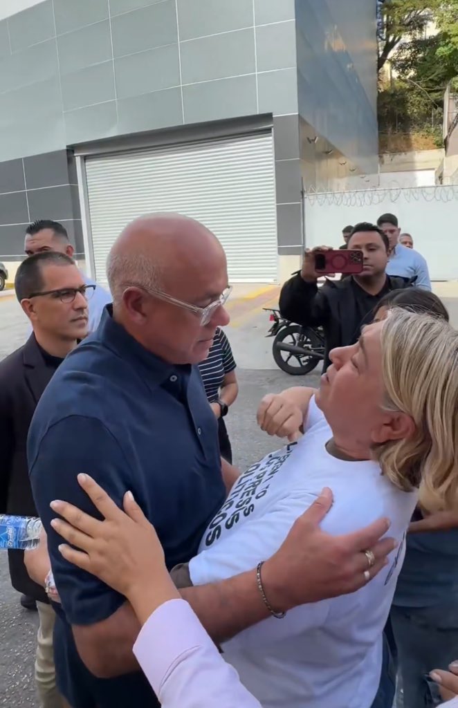 It was all a LIE.

Jorge Rodríguez was not received like a hero by the families of political prisoners at a detention center in Caracas. In reality, the people who were seen embracing him yesterday were not relatives of political prisoners, and some reports indicate they were