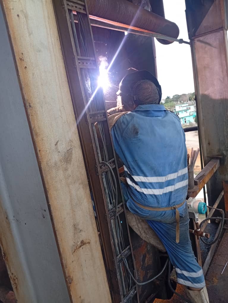 Continúa los trabajos en la Planta , limpieza de los conductos de la chimenea,ratificando una vez más el compromiso de los trabajadores de la UEB Mtto.
#PetrolerosPorCuba