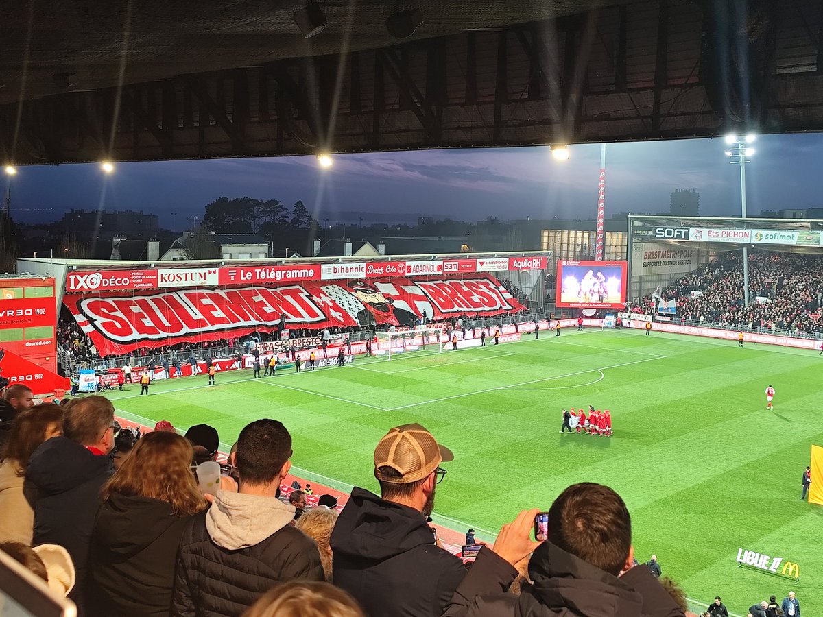 Quand un tifo en cache un autre. "Seulement Brest". Le derby est lancé. #SB29FCL