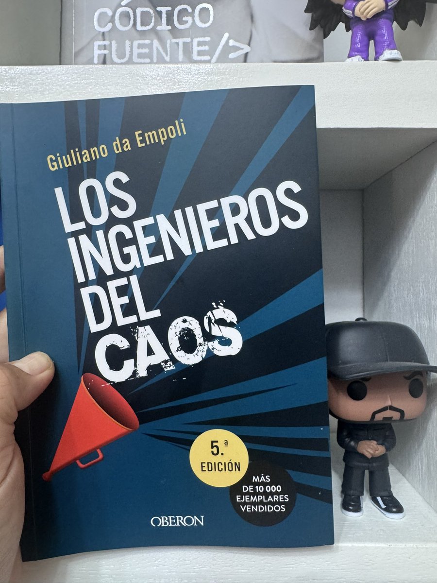 andreseliascom's tweet image. Lo que aprendí leyendo Los ingenieros del caos de Giuliano da Empoli:

La política ya no es un debate de ideas. Es una guerra de algoritmos contra tu cerebro reptiliano. Después de leer a Da Empoli, queda claro: estamos jugando un juego cuyas reglas cambiaron mientras te creías