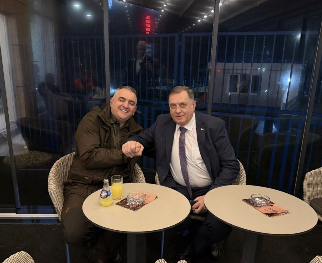 Срео сам се са Савом Минићем <a href="/minic_savo/">Саво Минић</a> у његовом Шамцу.
Он је данас у ловачким причама.
Оно што сам ја њему испричао о посјети Америци, нису ловачке приче.