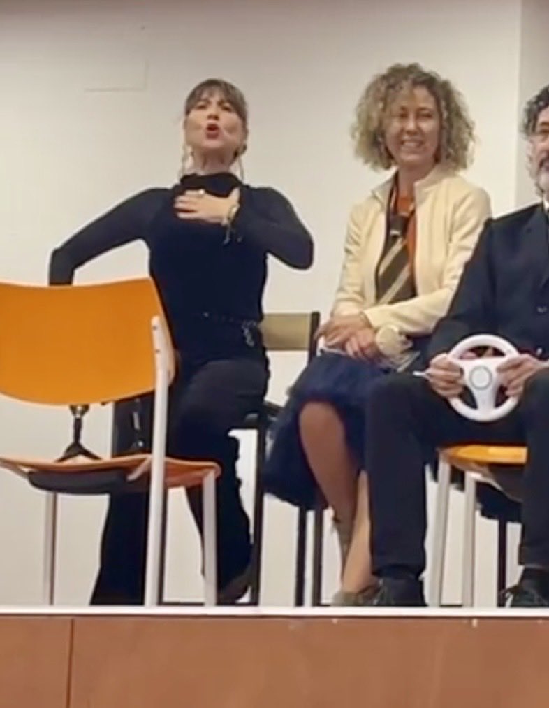 eva10diez's tweet photo. Gran función para la presentación de ¡Quemad las naves! Gracias a los que nos acompañasteis, al resto de autores y a la editorial La Adelantada. 

🔝 Firmar es un subidón

El libro: https://t.co/E1vKmE8jEX

Con: @AnaDazVelasco1, @Manuel__Dorado https://t.co/2WnqGaeWo8