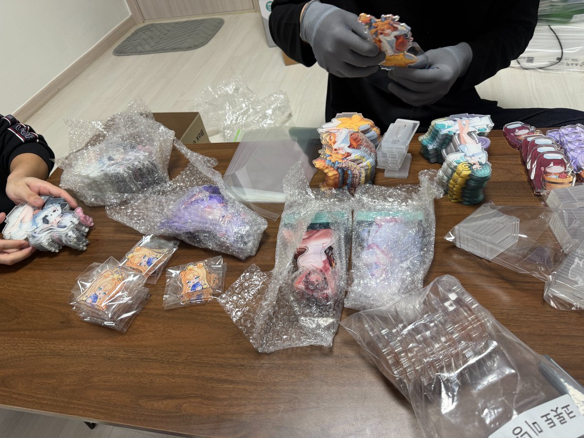 오늘 스탠드업 멤버들이 모여서
2일페 준비 겸 회의를 했습니다!
행사 전마다 굿즈 검수부터
부스 사전 구성, 부스 운영 방식까지
포장하면서 이것저것 이야기 나누는 시간이 꼭 있네요 ㅎㅎ

그러다 보니…
회의가 길어져서 막차가 끊겼고
결국 사장님이 집까지 태워주셨습니다 ㅎㅎ