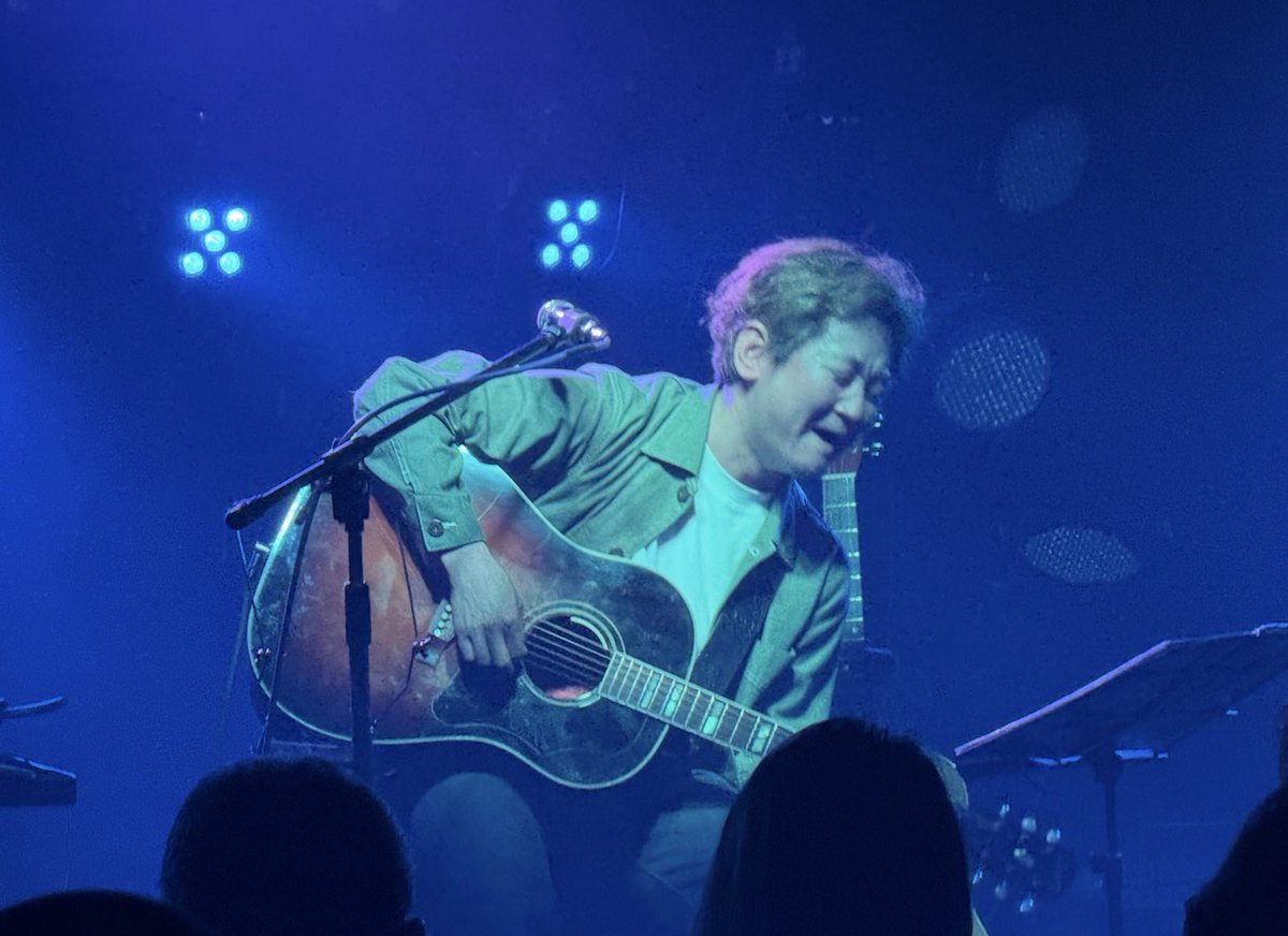 SouthernAllWays's tweet photo. 田内洵也さんの弾き語りツアー岐阜公演☆
満員御礼SOLDOUT、笑いあり、涙あり、桑田さんの小話あり、パワフルかつ繊細な歌声と演奏に感動しました！
お人柄もほんとうに暖かくて素敵でした（´-`）
#田内洵也 https://t.co/48rqh69iQf