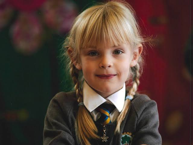 MartinSellner_'s tweet photo. 2020 England: 
Emily Grace Jones war gerade  einmal 7 Jahre alt. Sie fuhr mit ihrem Roller im Queen's Park in Bolton. 
Als Emily an einer Holzbank vorbeifuhr endete ihr Leben.

Eltiona Skana, eine albanische Muslimin, die sie noch nie zuvor gesehen hatte packte sie und stach ihr in den Hals. 
Alle Versuche sie im Spital zu retten scheiterten. Am Nachmittag desselben Tages wurde sie für tot erklärt.

Ihre Mörderin hatte sich mit einem Lastwagen durch Italien und Frankreich geschmuggelt. Ihr Asylantrag wurde abgelehnt, aber NGO-Anwälte gingen in Berufung.

Emily könnte noch leben mit Remigration.