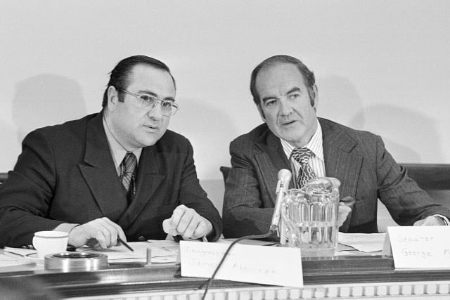 DailyMcGovern's tweet photo. South Dakota’s Democratic congressional delegation, George McGovern and Rep. James Abourezk, speak to one another during a meeting in Washington, Feb. 23, 1971. 

Abourezk grew up on the Rosebud Indian Reservation, later becoming the first Arab American U.S. Senator. https://t.co/sVzP9Yz80f