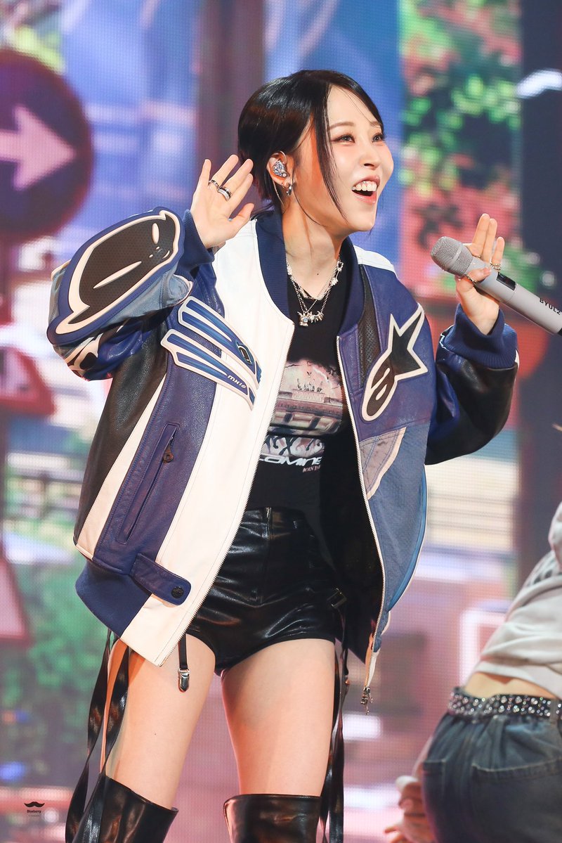 dear_byul's tweet image. 260207 moonbyul’s pop b.stage livestream 

💫 unnie, how do you feel about finishing tour?
🐹 i’m happy. i was so happy to receive so much love from our shooting stars and moomoo and i was really happy that it felt like we started 2026 together
🐹 it also felt like i grew a step…