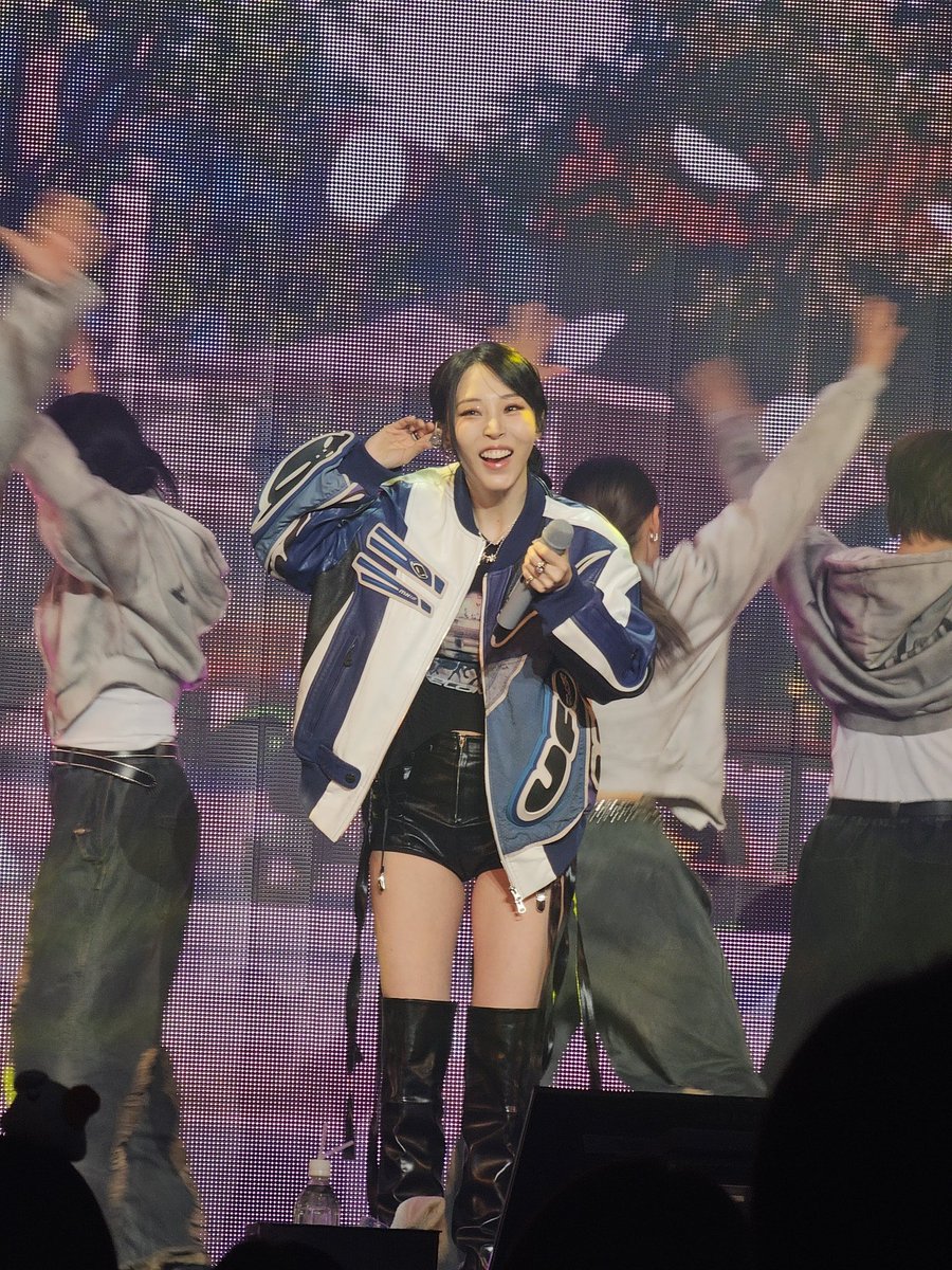 dear_byul's tweet image. 260207 moonbyul’s pop b.stage livestream 

💫 unnie, how do you feel about finishing tour?
🐹 i’m happy. i was so happy to receive so much love from our shooting stars and moomoo and i was really happy that it felt like we started 2026 together
🐹 it also felt like i grew a step…