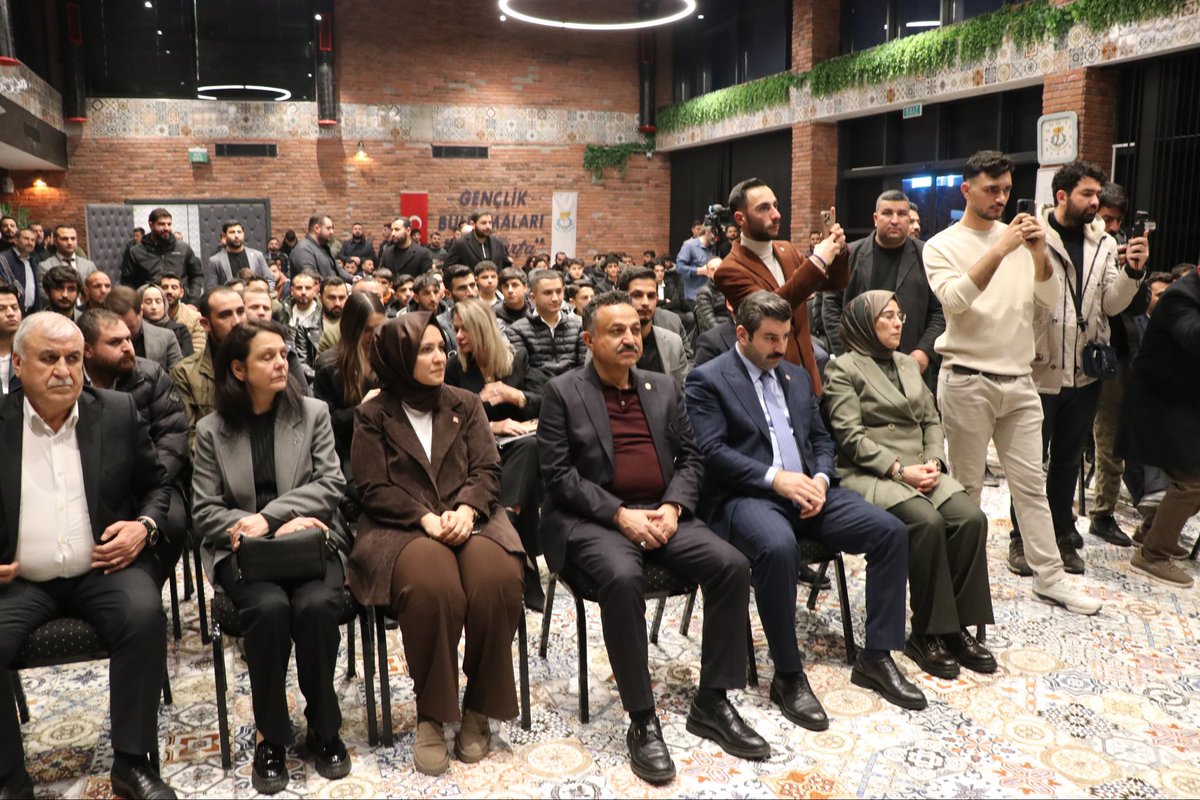 HikmetBasak_63's tweet photo. 📌AK Parti Gençlik Kolları İl Başkanlığımızın düzenlediği “Söz Gençlikte” programı kapsamında; Çalışma ve Sosyal Güvenlik Bakanımız Sayın Vedat Işıkhan, TBMM Başkanvekilimiz Sayın Bekir Bozdağ ve milletvekili arkadaşlarımızla birlikte gençlerimizin fikirlerini dinledik, hayallerini konuştuk.

2002’den bugüne gençlerle birlikte yürüyen bir anlayışla; siyasette, sivil toplumda ve çalışma hayatında gençlerimize alan açmaya devam ediyoruz.

Gençlerimizin enerjisi, heyecanı ve vizyonu; Türkiye Yüzyılı’nın en güçlü teminatıdır. İnanıyoruz ki söz de gelecek de gençliktedir. Bizler de her daim onların yol arkadaşı olmaya devam edeceğiz. 

#SözGençlikte

@RTErdogan 
@Akparti 
@isikhanvedat
@bybekirbozdag
@ibrahimeyyupogl 
@CYAZMAC 
@milhamigunbegi