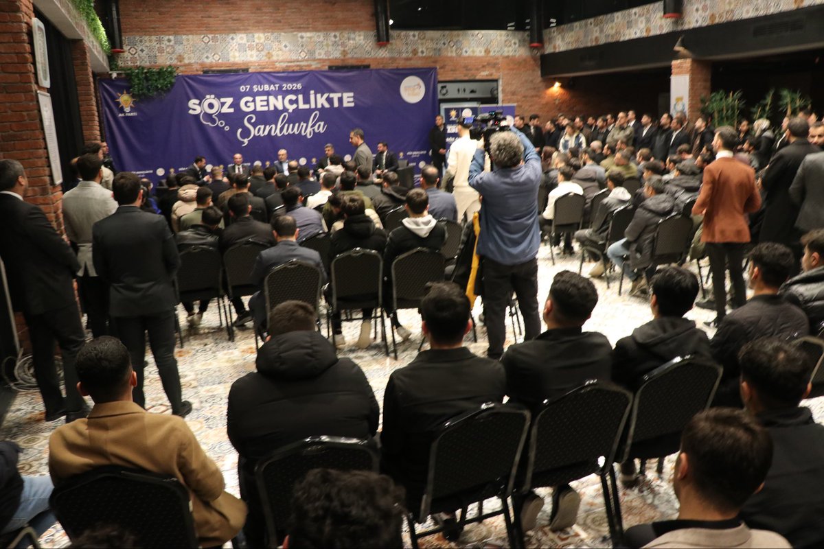 HikmetBasak_63's tweet photo. 📌AK Parti Gençlik Kolları İl Başkanlığımızın düzenlediği “Söz Gençlikte” programı kapsamında; Çalışma ve Sosyal Güvenlik Bakanımız Sayın Vedat Işıkhan, TBMM Başkanvekilimiz Sayın Bekir Bozdağ ve milletvekili arkadaşlarımızla birlikte gençlerimizin fikirlerini dinledik, hayallerini konuştuk.

2002’den bugüne gençlerle birlikte yürüyen bir anlayışla; siyasette, sivil toplumda ve çalışma hayatında gençlerimize alan açmaya devam ediyoruz.

Gençlerimizin enerjisi, heyecanı ve vizyonu; Türkiye Yüzyılı’nın en güçlü teminatıdır. İnanıyoruz ki söz de gelecek de gençliktedir. Bizler de her daim onların yol arkadaşı olmaya devam edeceğiz. 

#SözGençlikte

@RTErdogan 
@Akparti 
@isikhanvedat
@bybekirbozdag
@ibrahimeyyupogl 
@CYAZMAC 
@milhamigunbegi