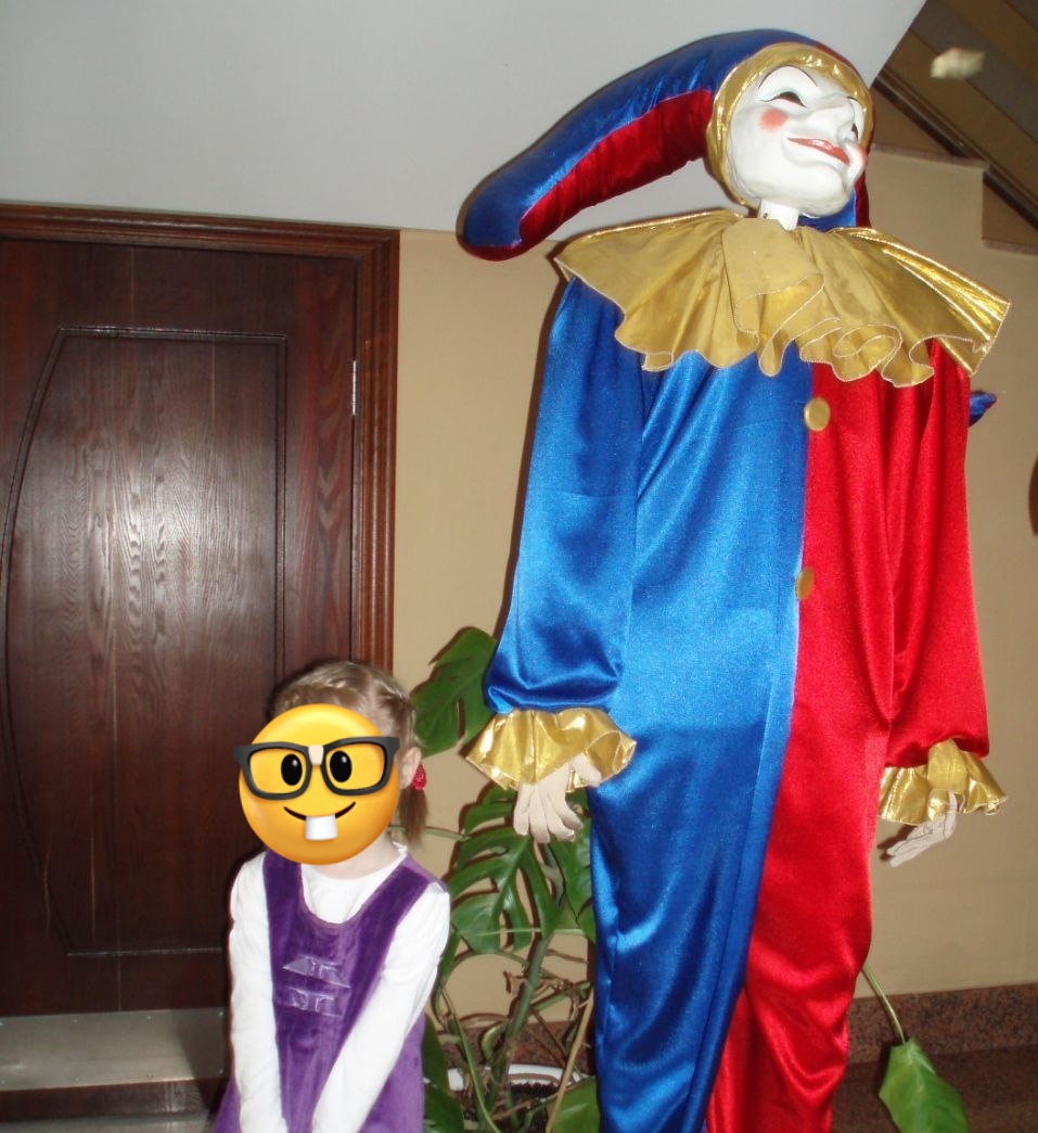 just found my childhood photo with pomni... glad to knew her before she was famous!