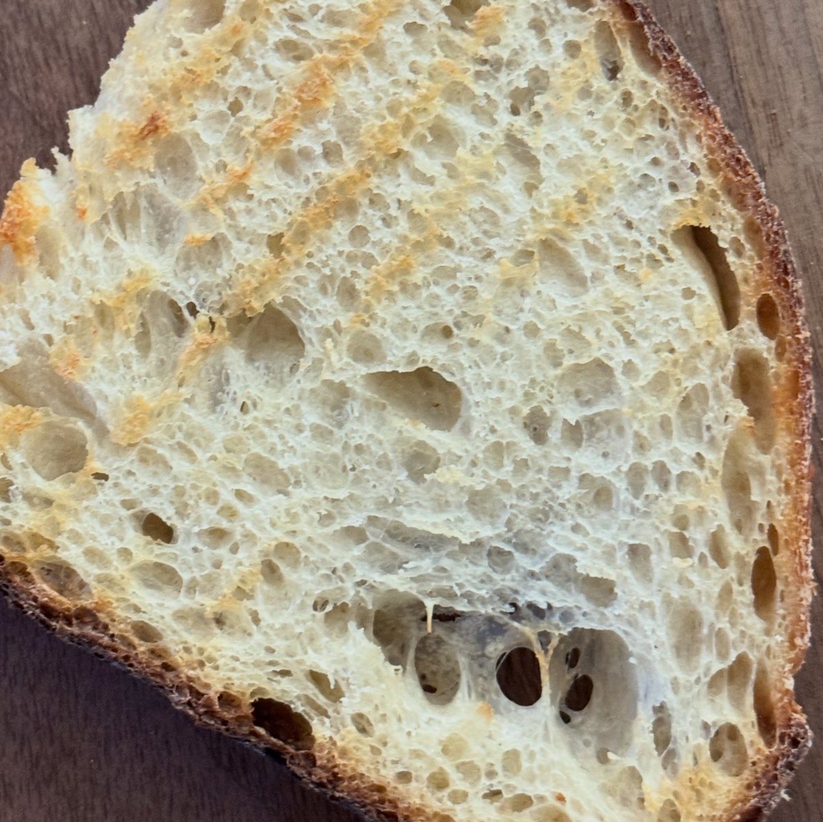 Weißbrot - so, wie es sein sollte. Mit splitternder Kruste und duftender Krume. Frisch aus dem Ofen ein Traum, geröstet sogar noch besser.
.
70% Weizenmehl 700, 30% Hartweizendunst, 80% Wasser, 20% fester Sauerteig, 2,5% Salz.
Stockgare: 4h bei 22°. Stückgare: 18h bei ~12°.