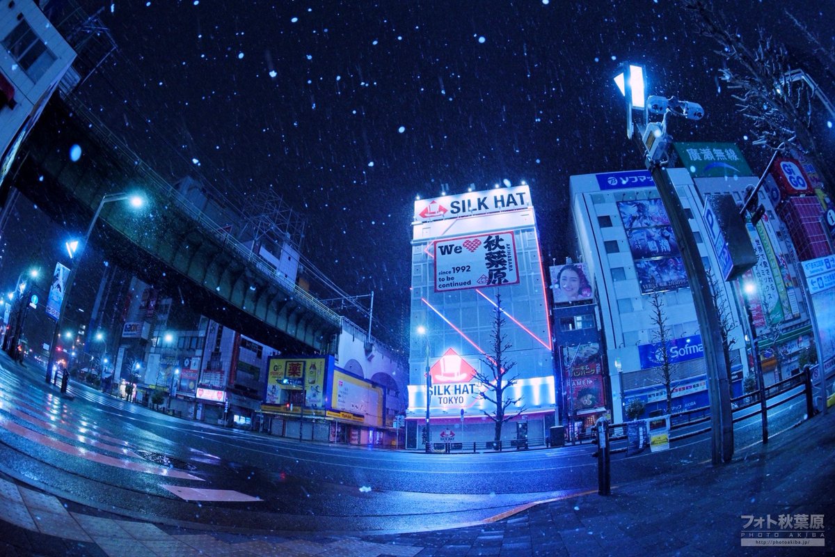 PhotoAkiba's tweet photo. 本日未明撮影。雪の降る夜の秋葉原。 https://t.co/U5eO9bp7Bq