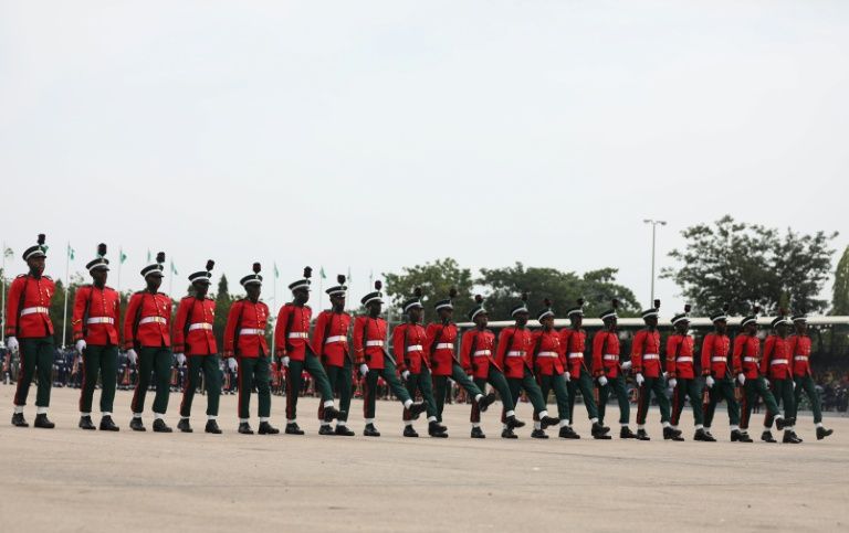 Lagos (AFP) - Un tribunal nigeriano ordenó al gobierno británico pagar 420 millones de libras esterlinas (570 millones de dólares) a las familias de 21 mineros muertos a manos de las autoridades coloniales hace casi 80 a bit.ly/4qXX7Qw