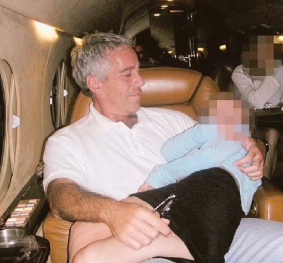 VivianaVargasVi's tweet image. Llevo unas horas leyendo los archivos Epstein publicados en la página del departamento de justicia de los Estados Unidos. 

El horror es tan inmenso e inimaginable que estoy físicamente enferma. Como humanidad necesitamos enfrentar esto con las agallas que nos exige reconocer la…