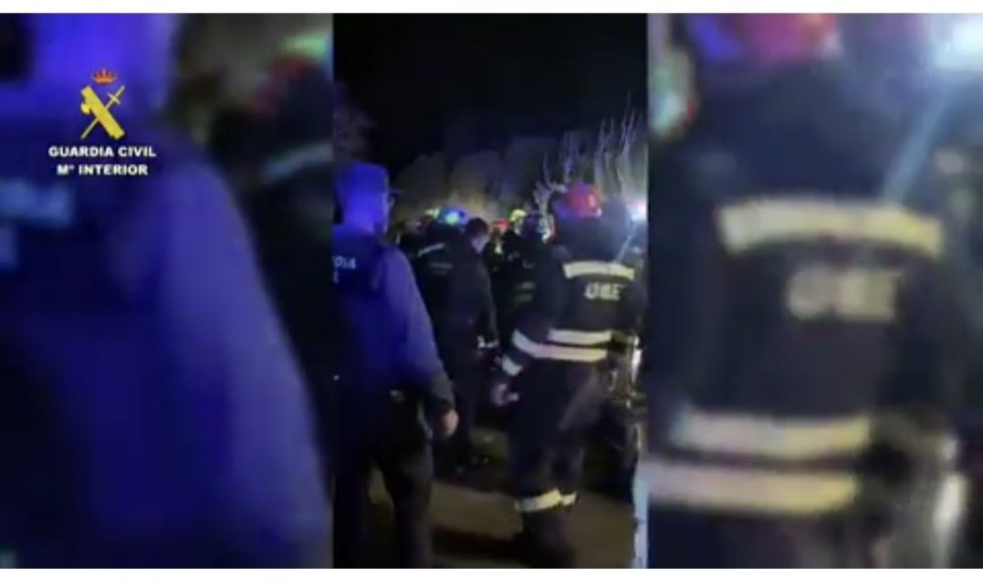 La Guardia Civil rescata a cinco personas y diez perros de una casa inundada en el Campo de Gibraltar abc.es/sociedad/guard… vía @ABC_Sociedad