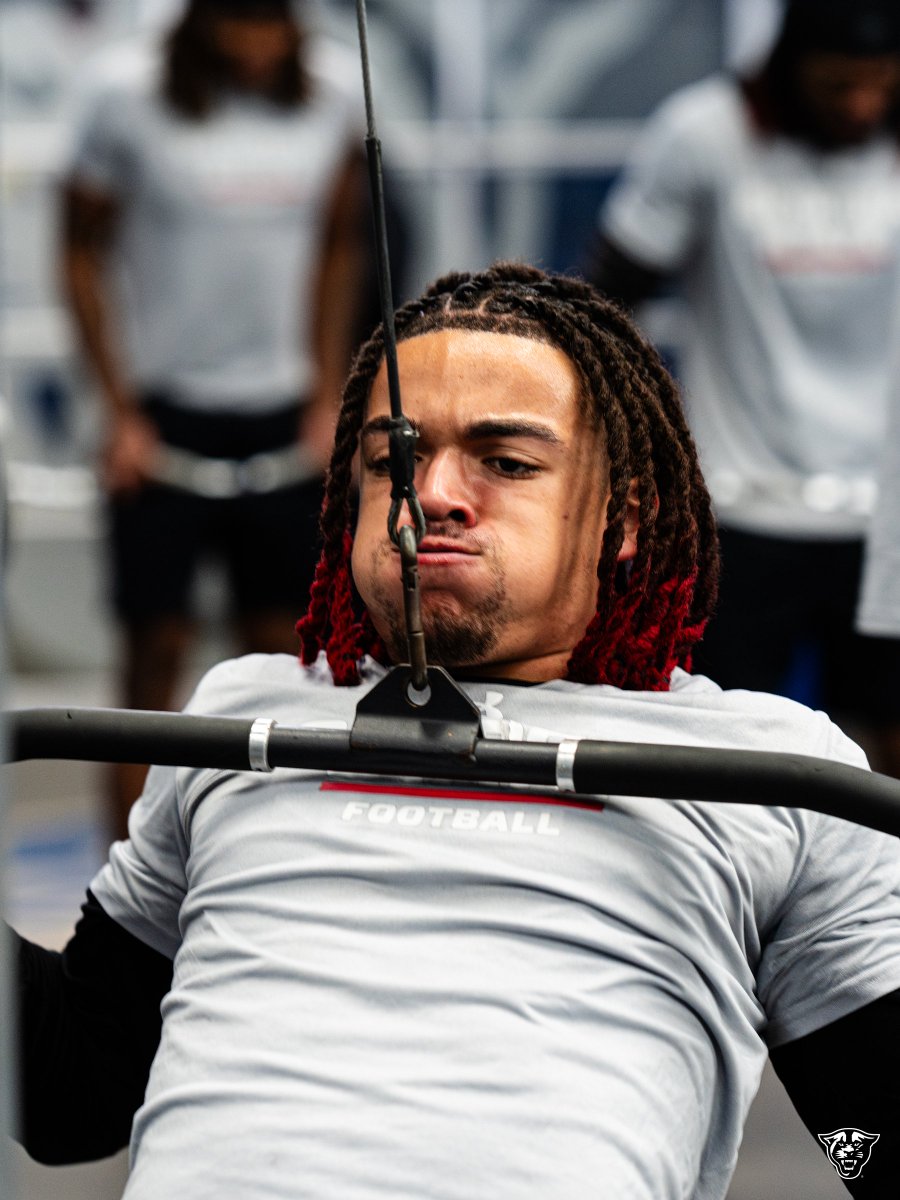 GeorgiaStateFB's tweet photo. Work doesn't stop 🛑

#LightItBlue | #NewAtlanta https://t.co/B4voyb14nG