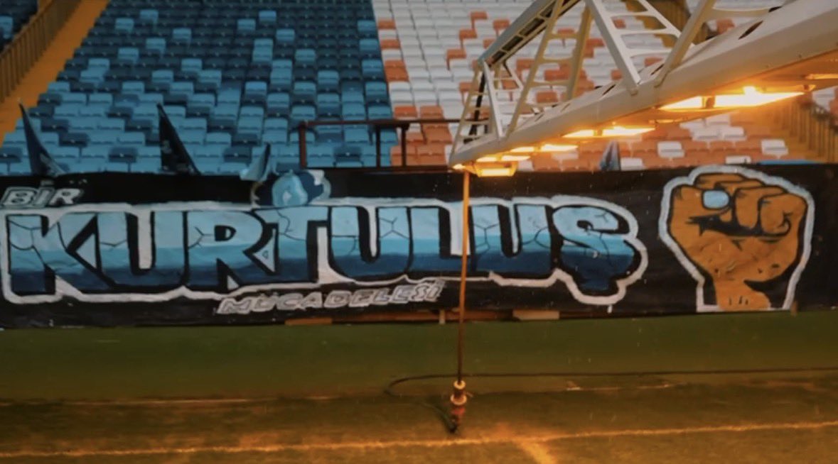 Büyük Adana Demirspor Taraftarı,

Bugün burada, tarihimize not düşecek bir gelişmeyi sizlerle paylaşmanın gururunu yaşıyoruz. Uzun süredir verdiğimiz mücadele sonucunda Adana Demirspor, yeniden taraftarın kulübü olma yoluna girmiştir.

Bizler Şimşekler Grubu olarak, hiçbir zaman