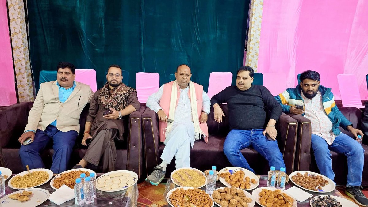 आज अपनी विधानसभा 267 रामनगर में अमर पाल सिंह जी के सुपुत्र के शुभ मुण्डन संस्कार के कार्यकम में  
भवानी पैलेस, रामनगर पहुंचकर परिवार को हार्दिक शुभकामनाएं एवं आशीर्वाद प्रदान किया..!!
प्रभु लोधेश्वर महादेव जी से बालक के उज्ज्वल, स्वस्थ एवं मंगलमय भविष्य की कामना करता हूँ।
