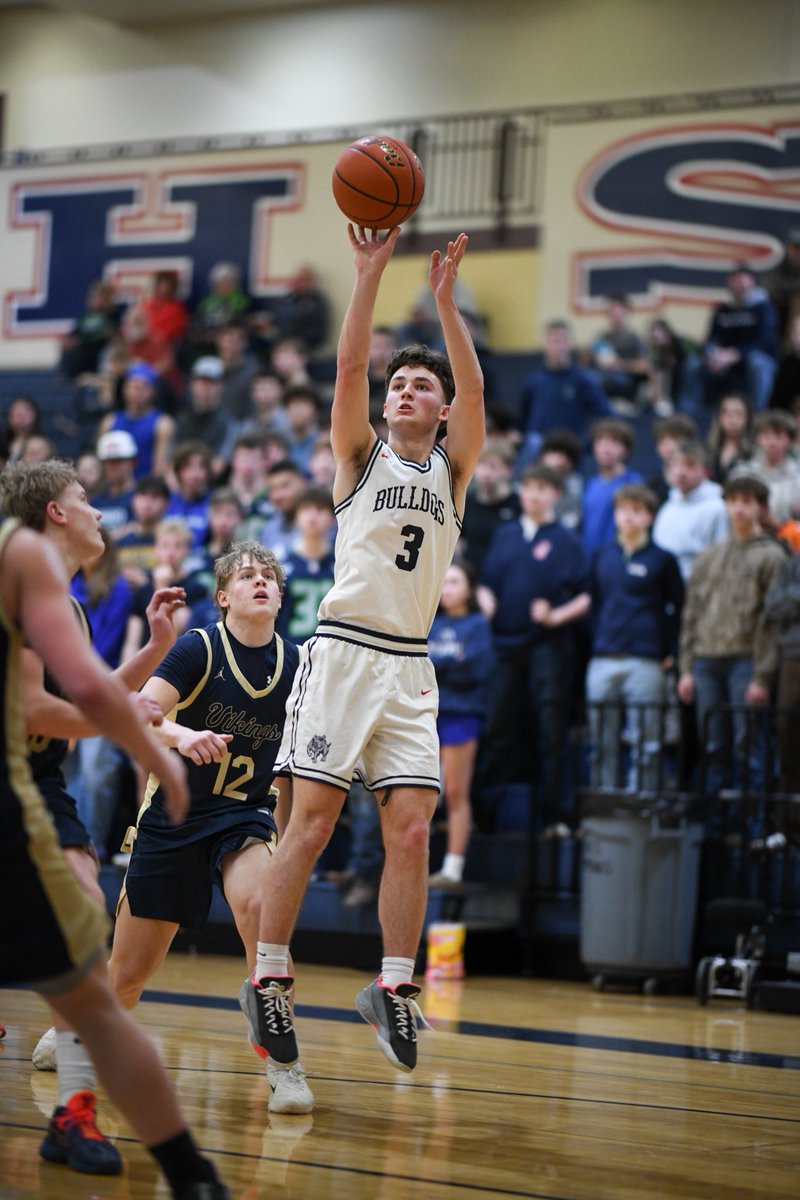 ValleySportsPix's tweet photo. Senior Night!! Bulldogs vs Vikings #WeAreEHS #ThisIsTheCWAC #CWACBBasketball202526 #SportsPhotography #SeniorNight https://t.co/IHw0eK3Pqk
