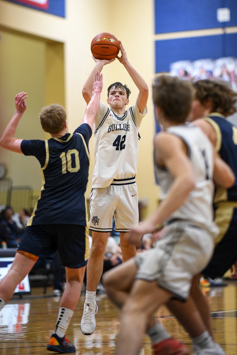 ValleySportsPix's tweet photo. Senior Night!! Bulldogs vs Vikings #WeAreEHS #ThisIsTheCWAC #CWACBBasketball202526 #SportsPhotography #SeniorNight https://t.co/IHw0eK3Pqk