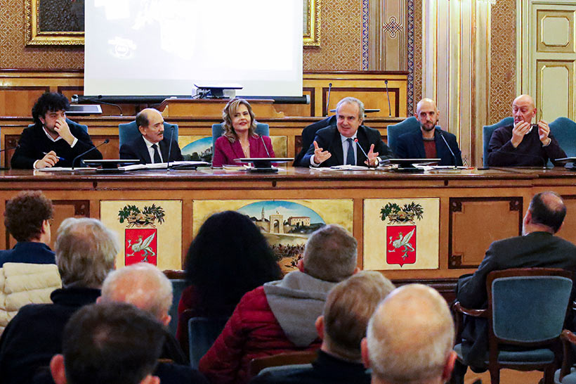 antimafia2000's tweet photo. #Tescaroli: ''Stragi di #mafia avvenute per condizionare la politica legislativa italiana'' - #paperfirst #stragi199394 https://t.co/5390j1Ve9d https://t.co/fbtffNw6DE