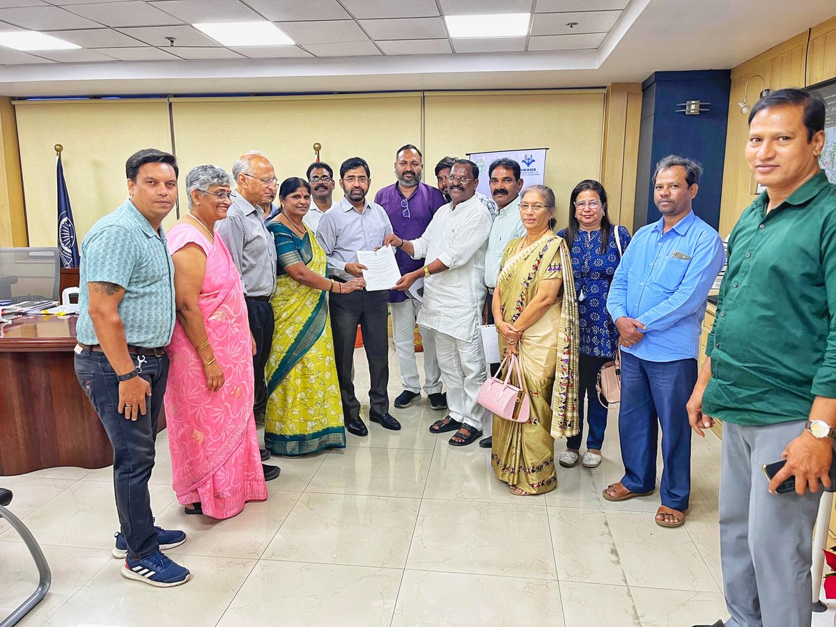 KUR_BRS's tweet photo. Met HMWSSB MD Ashok Reddy IAS at his office and discussed pending and new proposal w.r.t. Neredmet and yapral

#kothapallymeenaupendarreddy #NeredmetCorporator #yapralcorporator #188division #189division #hmwssb #ghmc #Malkajgiri https://t.co/DutgdtFrue
