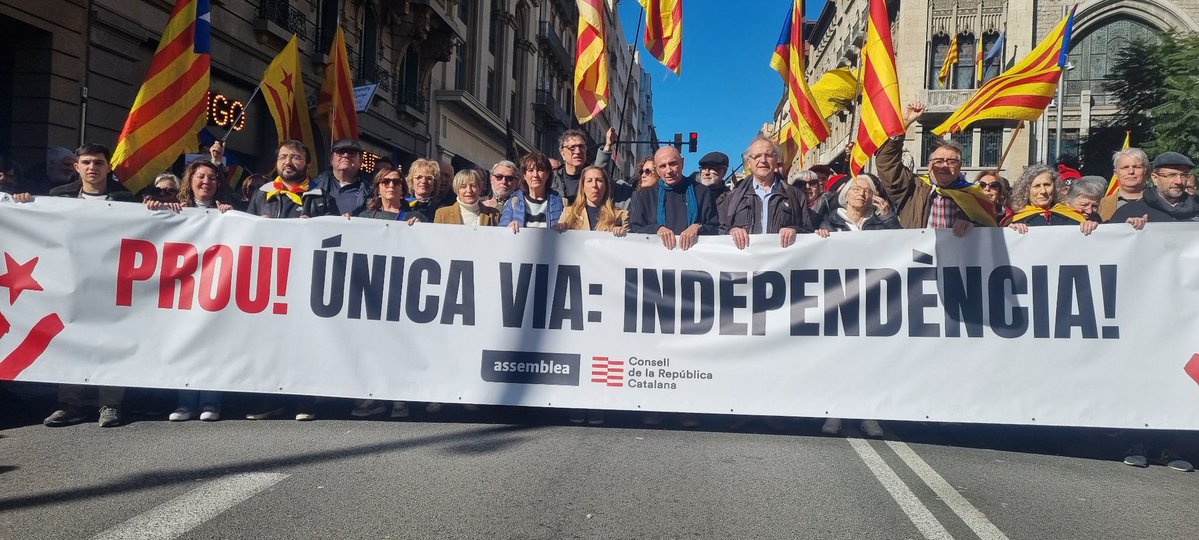 LlunaCatalana3's tweet image. Han ignorat un referèndum vinculant i destrossat el país, però encara hi ha gent que es manifesta al costat d'aquests estafadors.
No teniu dignitat o què collons us passa????