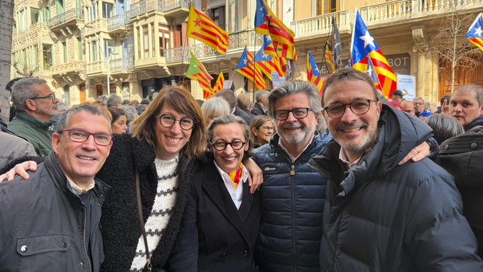 LlunaCatalana3's tweet image. Han ignorat un referèndum vinculant i destrossat el país, però encara hi ha gent que es manifesta al costat d'aquests estafadors.
No teniu dignitat o què collons us passa????